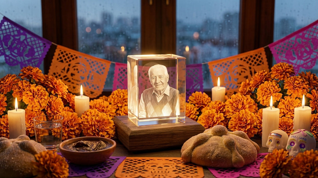 Ofrenda de Día de Muertos con cubo de cristal y foto grabada como homenaje a un ser querido fallecido