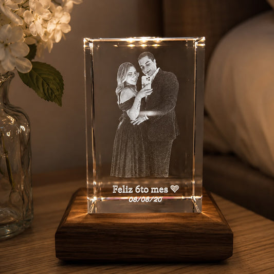 Cubo de cristal 3D con la foto de una pareja grabada, un regalo de aniversario