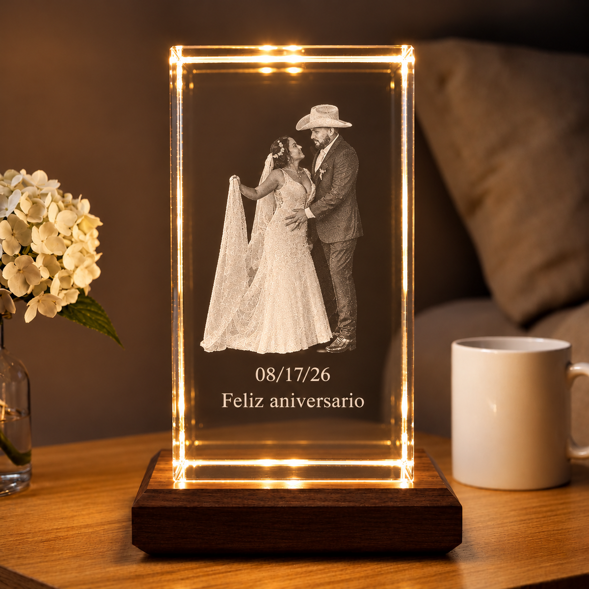 Cubo de cristal grande de 17 cm con foto de boda grabada en 3D, fecha y frase de aniversario, sobre base de nogal con luz LED – tamaño Grande