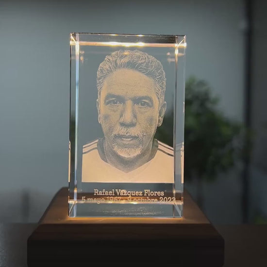 Cubo de cristal 3D con retrato grabado girando en la mano para mostrar el efecto 3D y su tamaño real