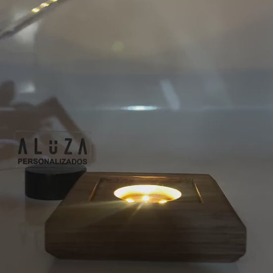 Cubo de cristal 3D con foto de pareja grabada y frase de aniversario, iluminado con luz LED cálida