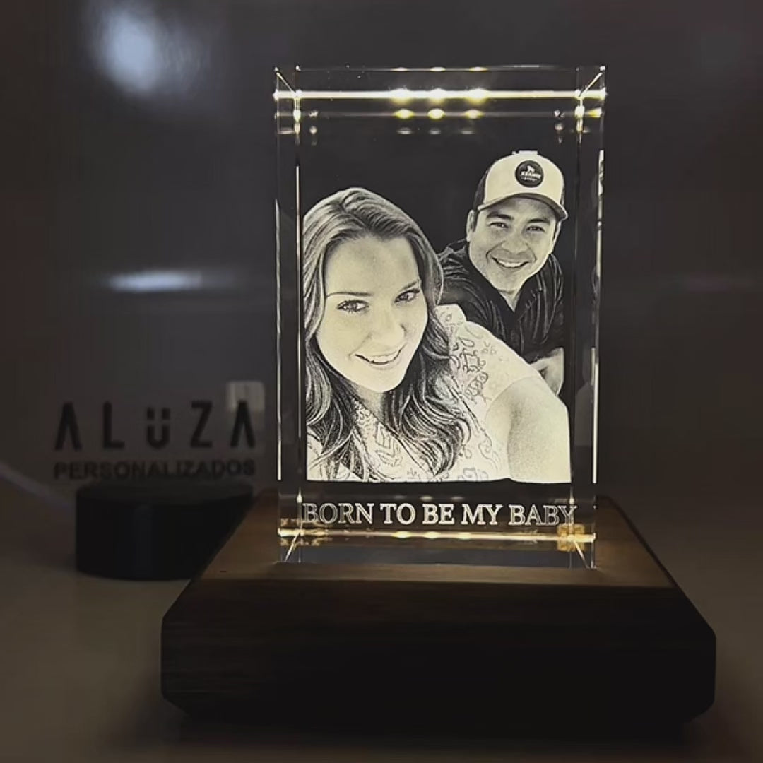 Video del cubo de cristal 3D con foto grabada girando sobre su base