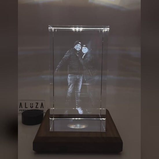 Cubo de cristal grande con retrato de cuerpo completo grabado en 3D girando para mostrar la profundidad – tamaño Grande