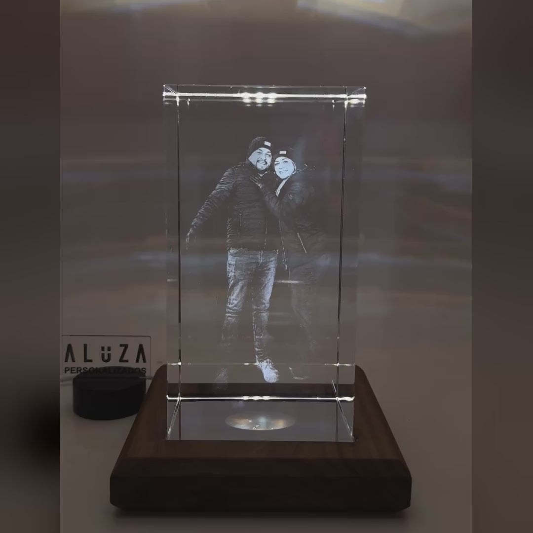 Cubo de cristal grande con retrato de cuerpo completo grabado en 3D girando para mostrar la profundidad – tamaño Grande