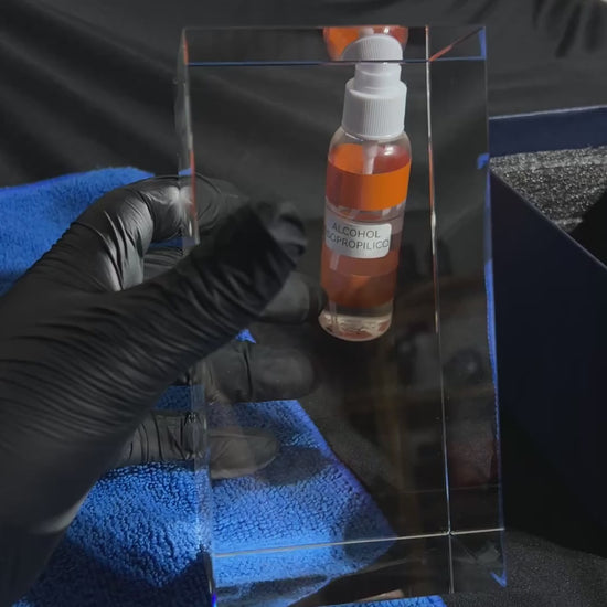Cristal grande de 8 × 8 × 15 cm en la mano y en su caja, mostrando su tamaño y peso reales – tamaño Grande