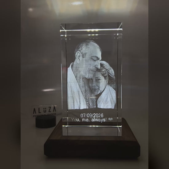 Cubo de cristal grande con foto de pareja, fecha y frase grabadas, girando sobre su base LED de nogal – tamaño Grande