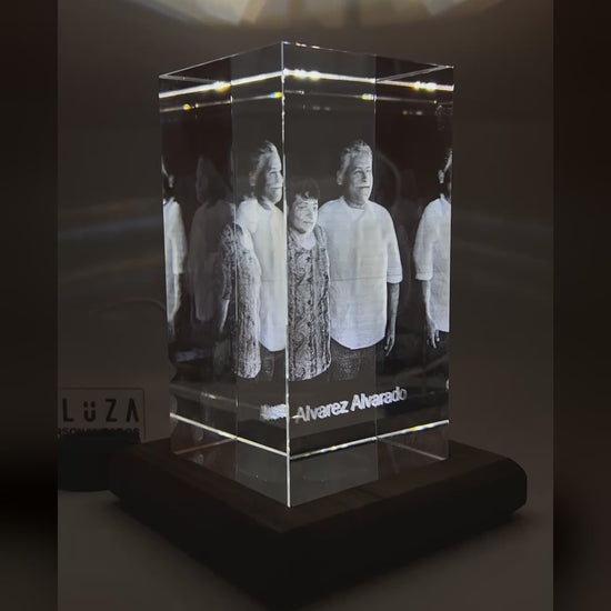 Cubo de cristal grande con foto familiar y apellido grabados en 3D, iluminado con luz LED cálida – tamaño Grande