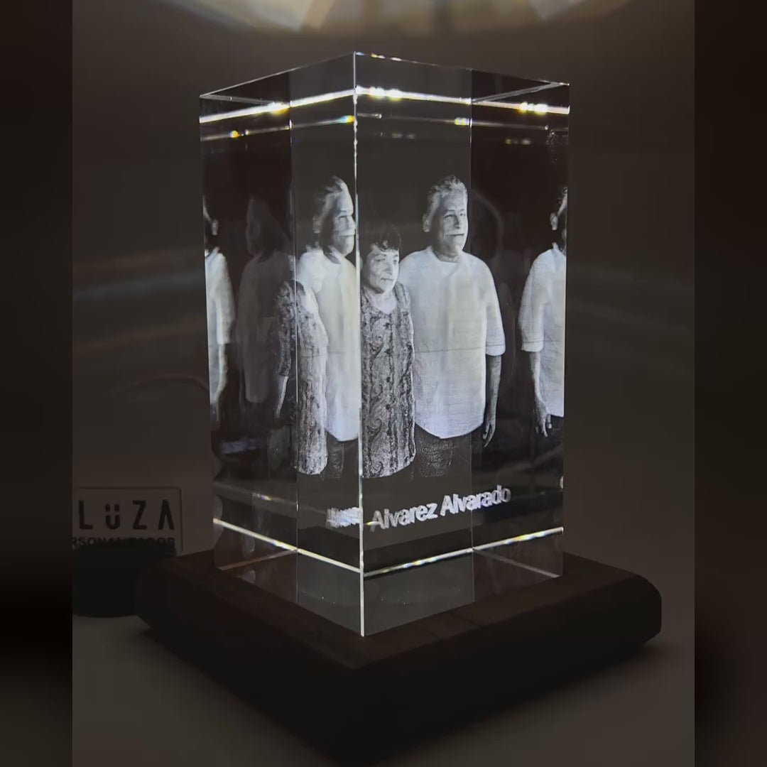 Cubo de cristal grande con foto familiar y apellido grabados en 3D, iluminado con luz LED cálida – tamaño Grande