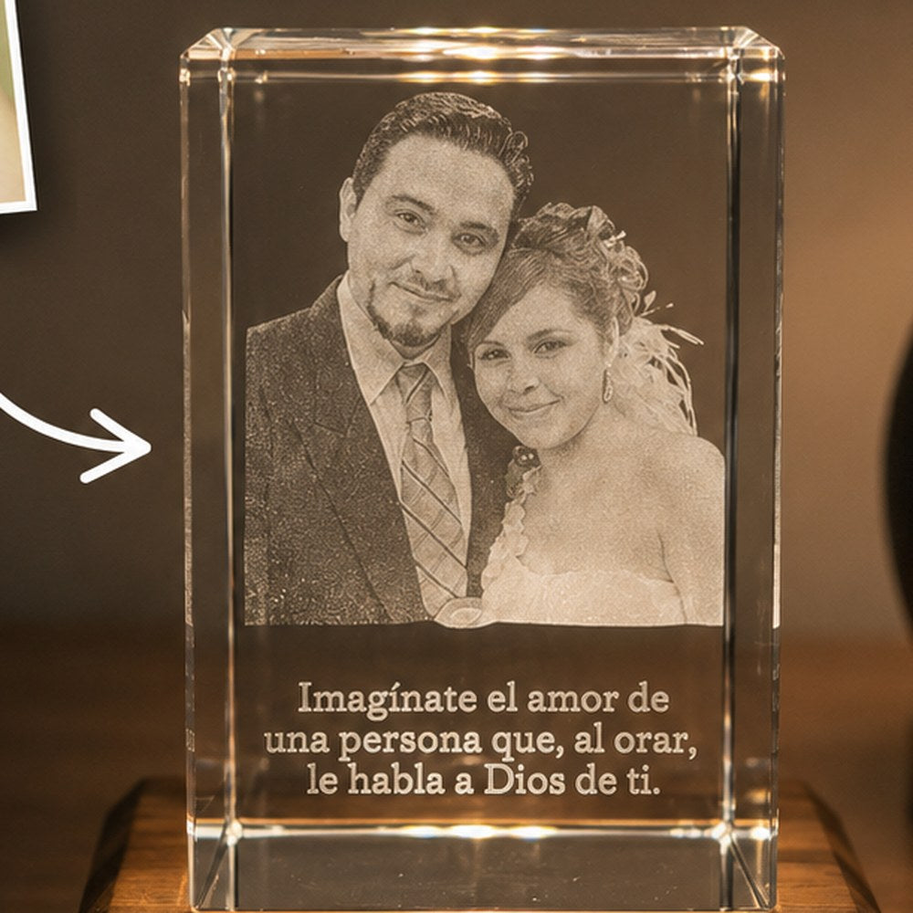Cubo de cristal 3D con la foto grabada